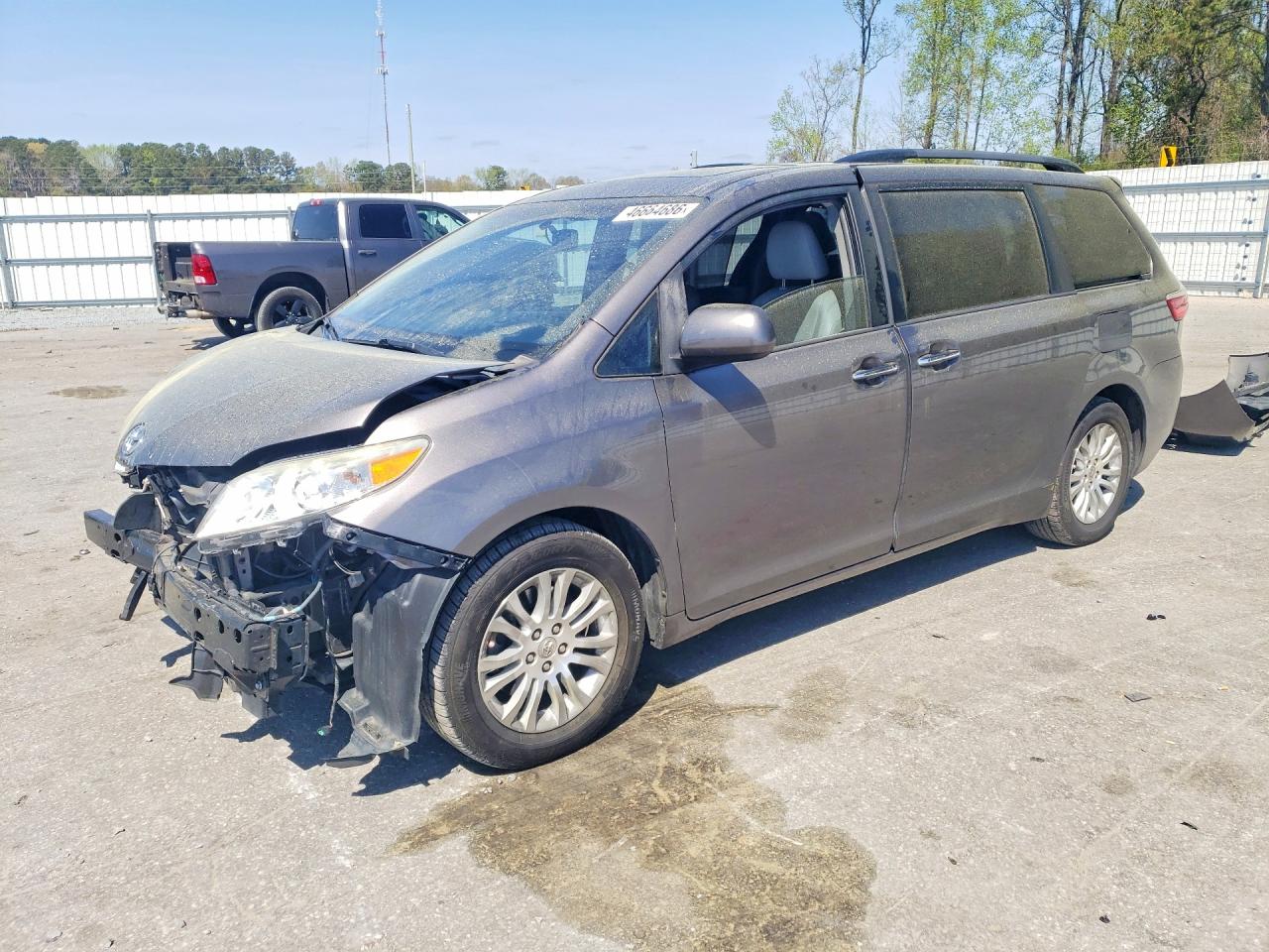 Salvage Toyota Sienna Image