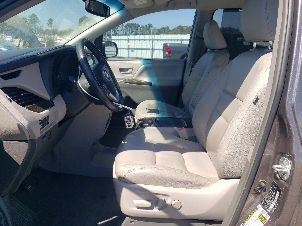 Toyota Sienna Xle 8-passenger