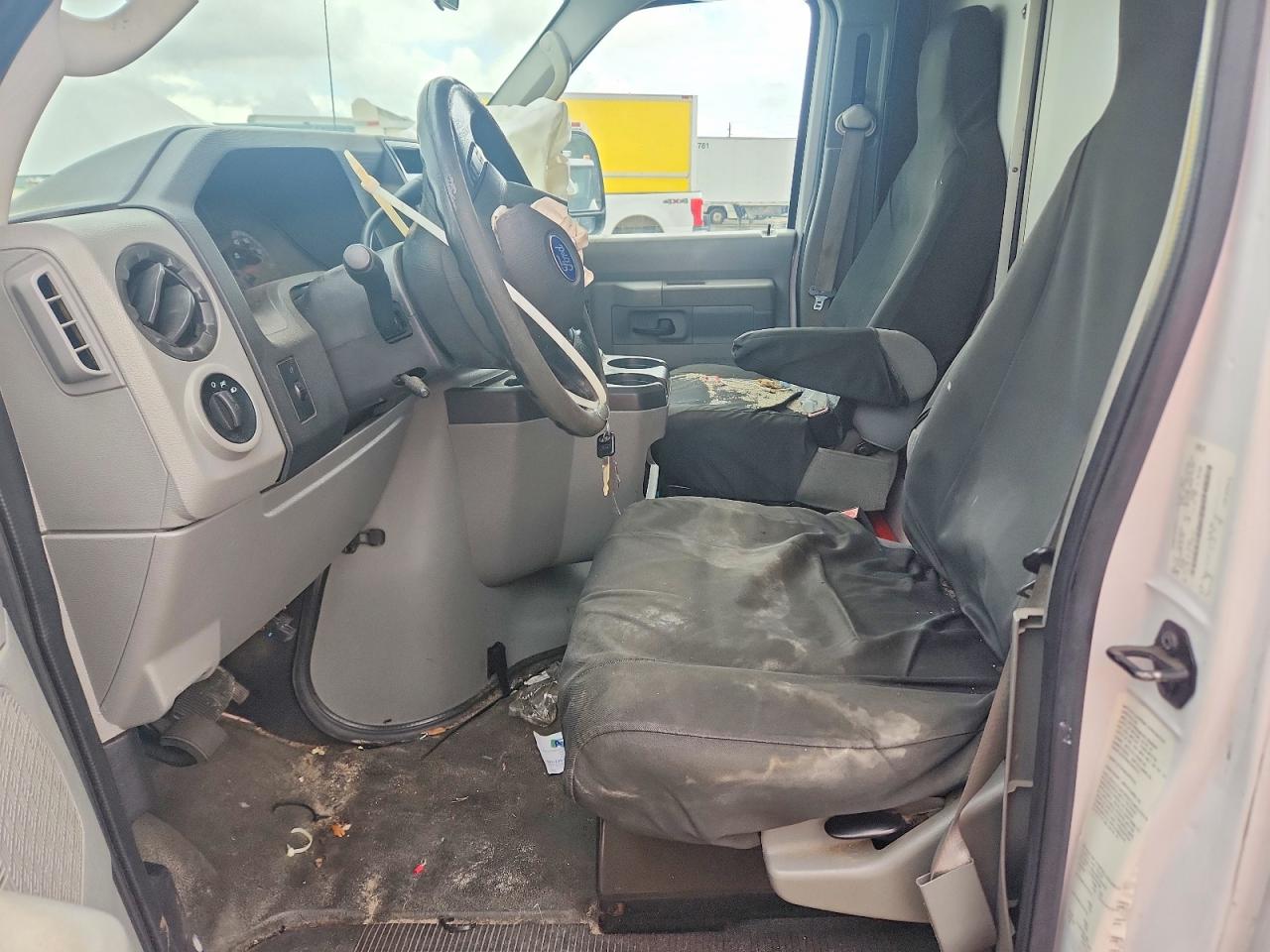 Ford Econoline E350 Super Duty Cutaway Van