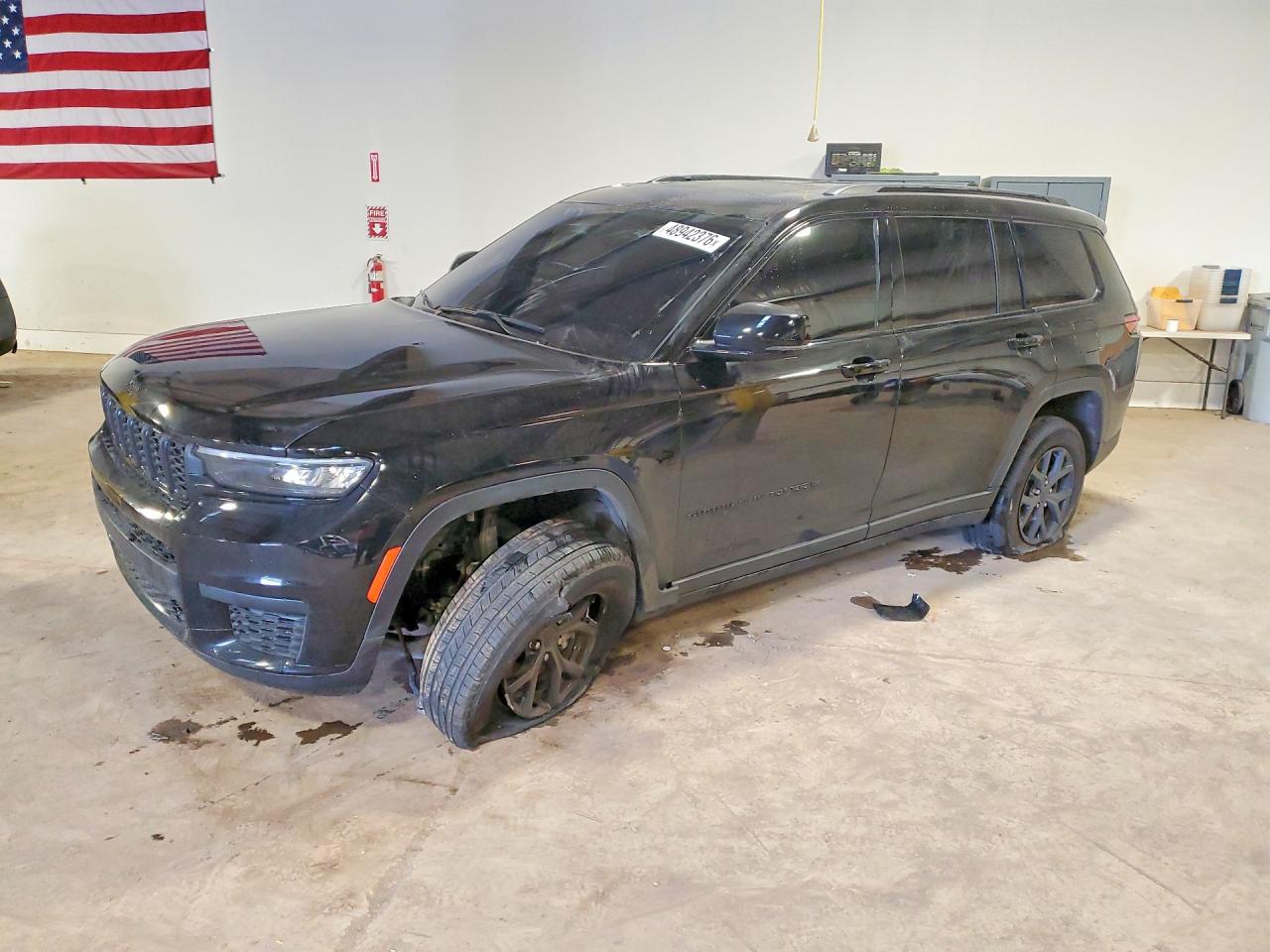 Salvage Jeep Cherokee Image