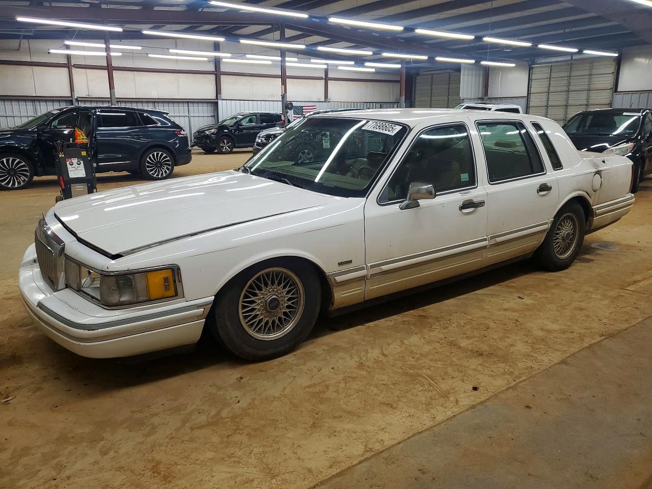 Salvage Lincoln Towncar Image