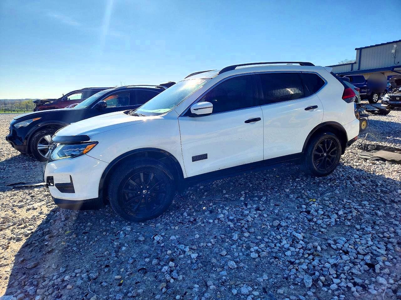 Salvage Nissan Rogue Image