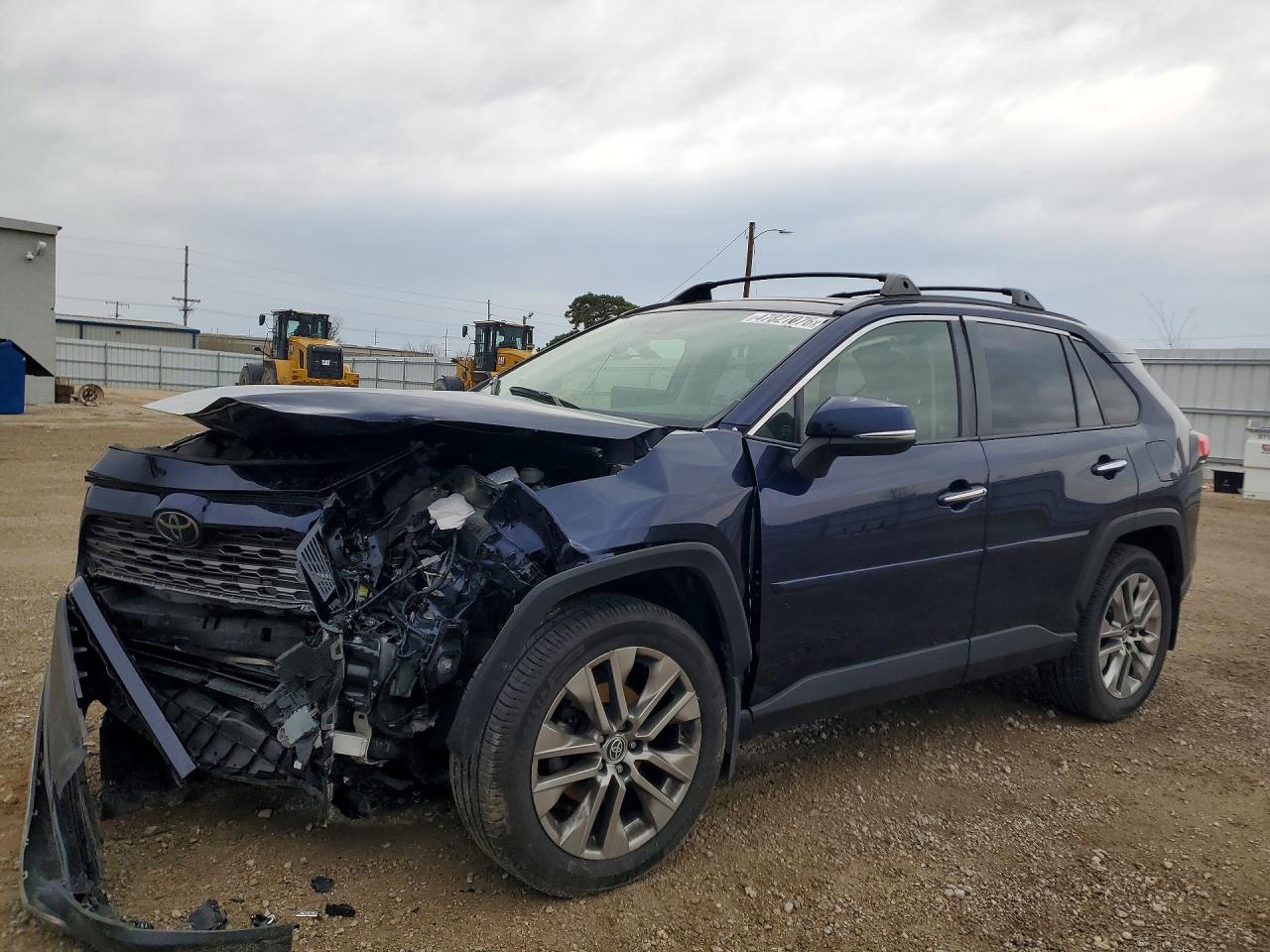 Salvage Toyota RAV4 Image