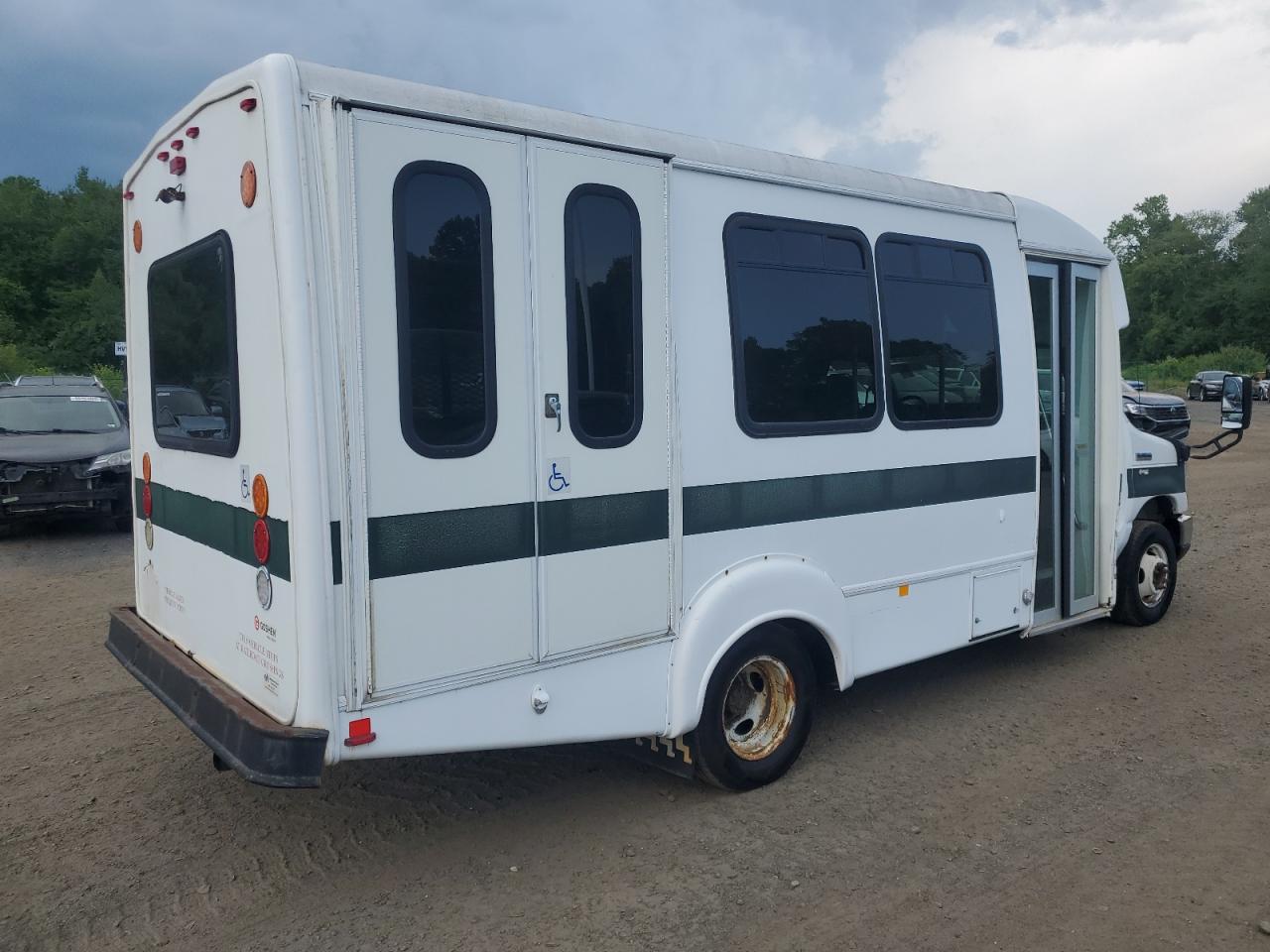 Ford Econoline E350 Super Duty Cutaway Van