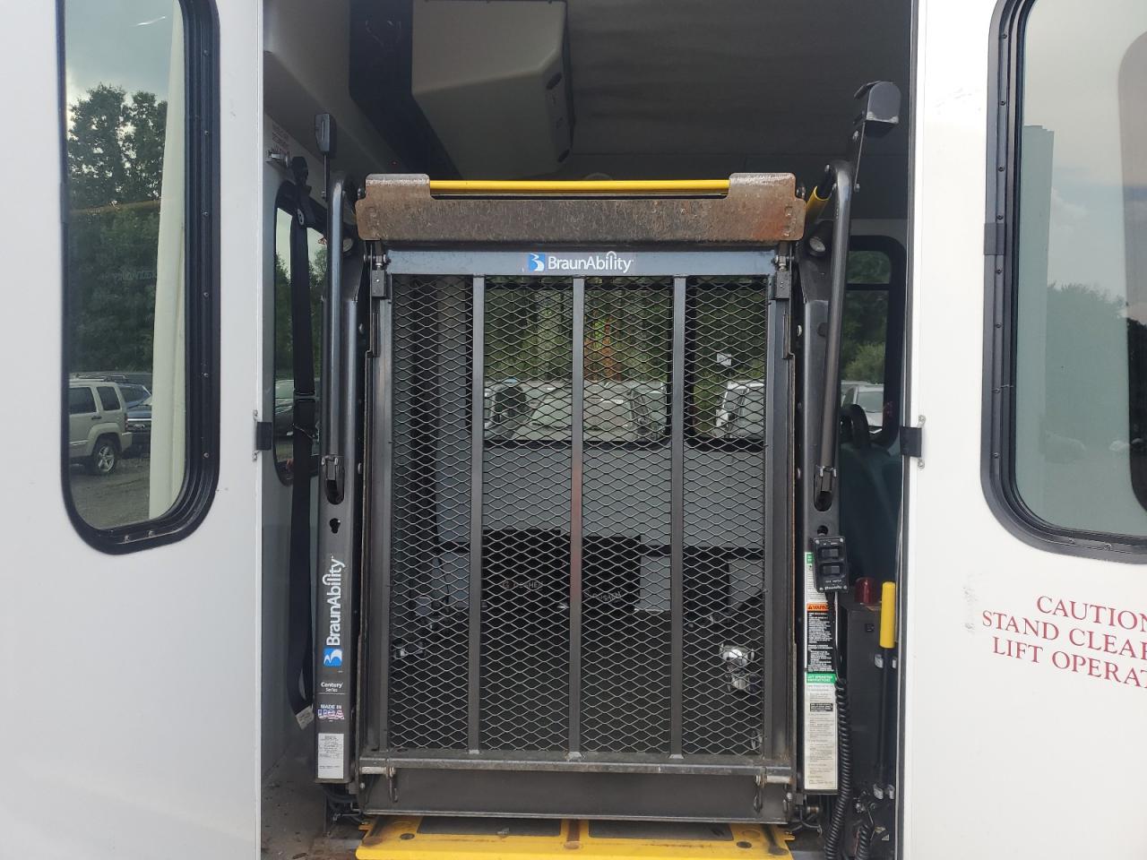 Ford Econoline E350 Super Duty Cutaway Van
