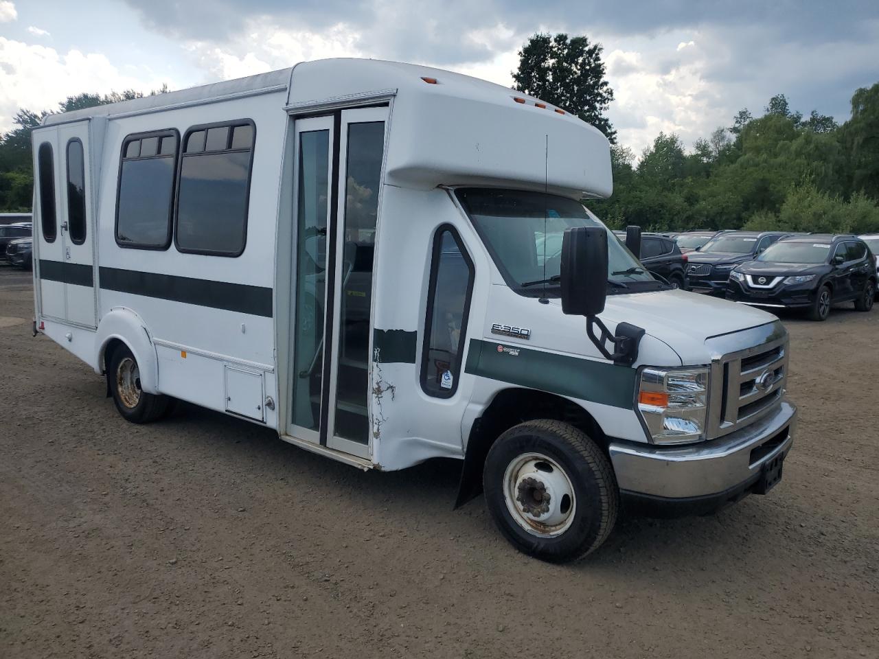 Ford Econoline E350 Super Duty Cutaway Van