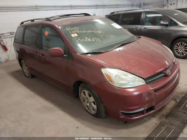 Salvage Toyota Sienna Image