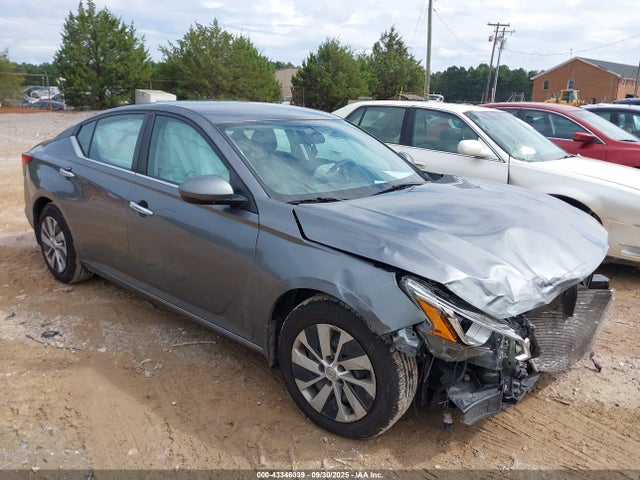 Salvage Nissan Altima Image
