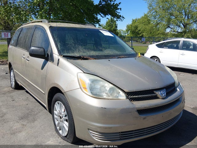 Salvage Toyota Sienna Image