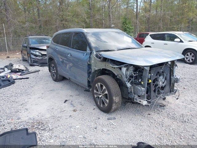 Salvage Toyota Highlander Image