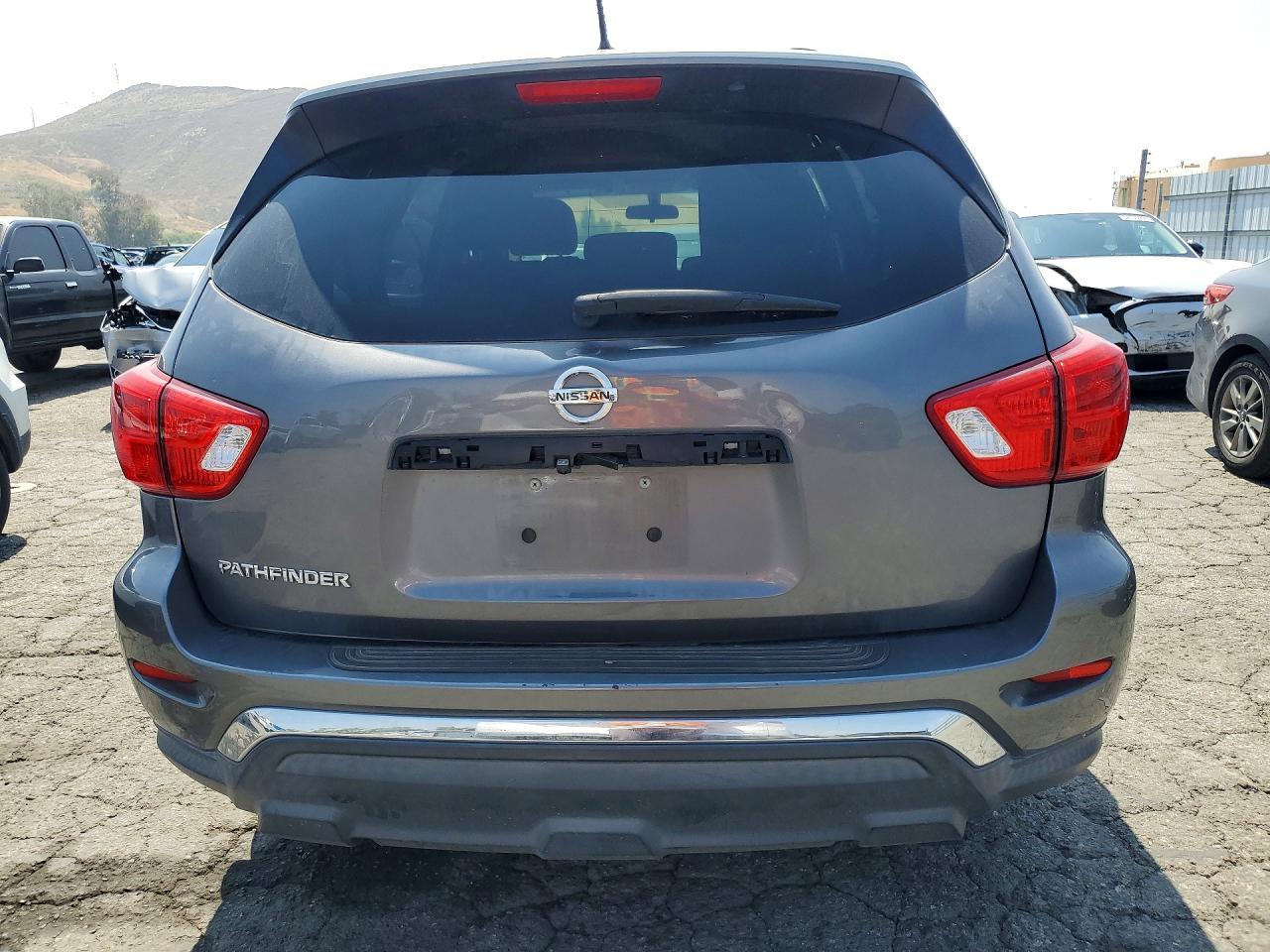 Nissan Pathfinder S