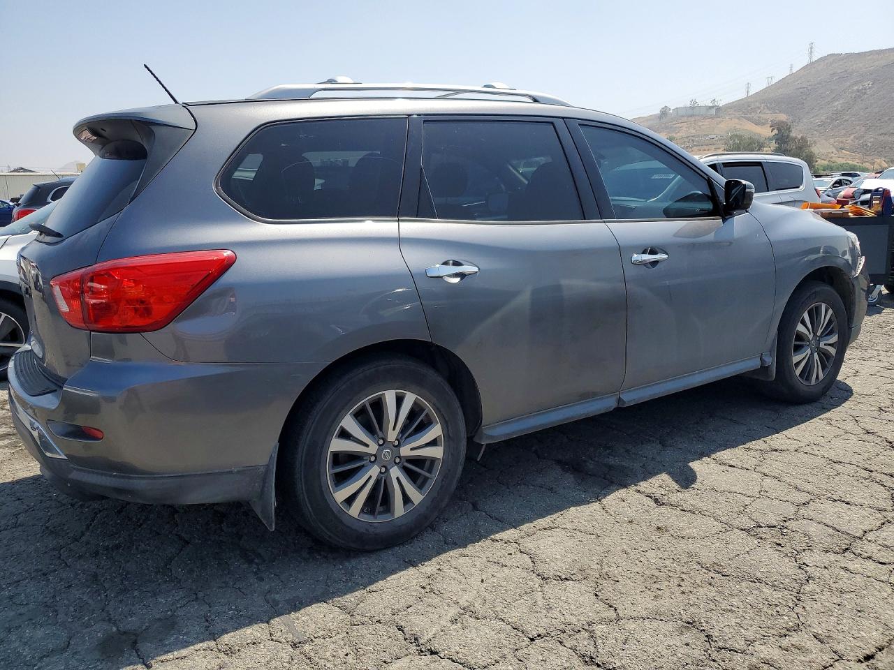 Nissan Pathfinder S