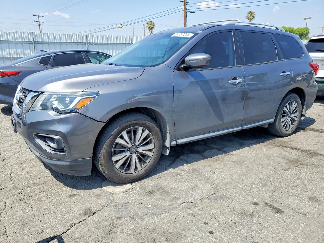 Salvage Nissan Pathfinder Image
