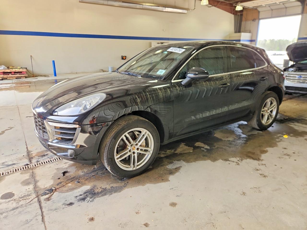 Salvage Porsche Macan Image
