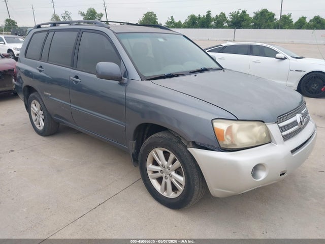 Salvage Toyota Highlander Image