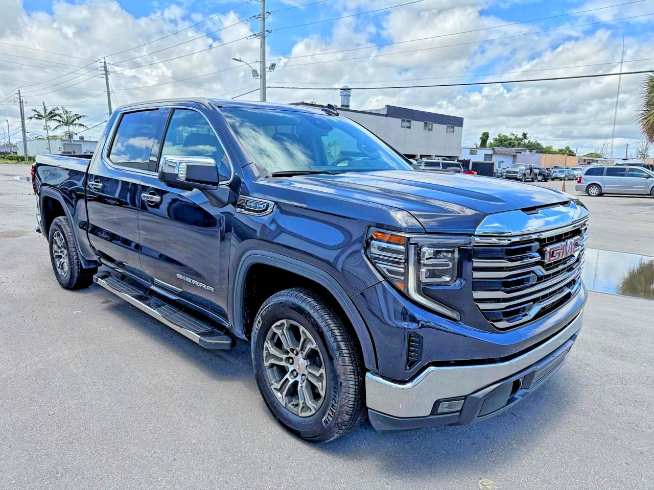 Salvage GMC Sierra Image