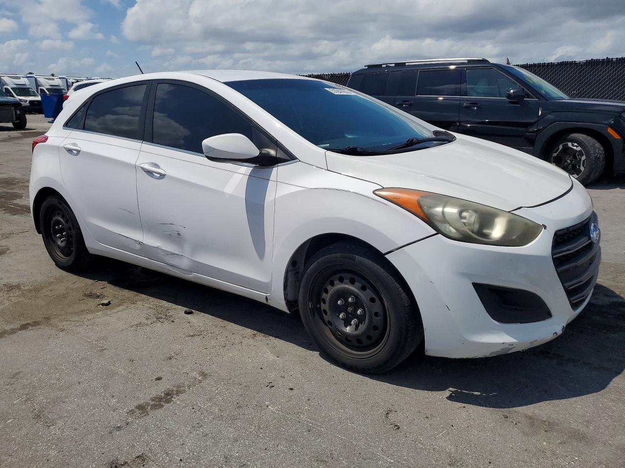Hyundai ELANTRA Base