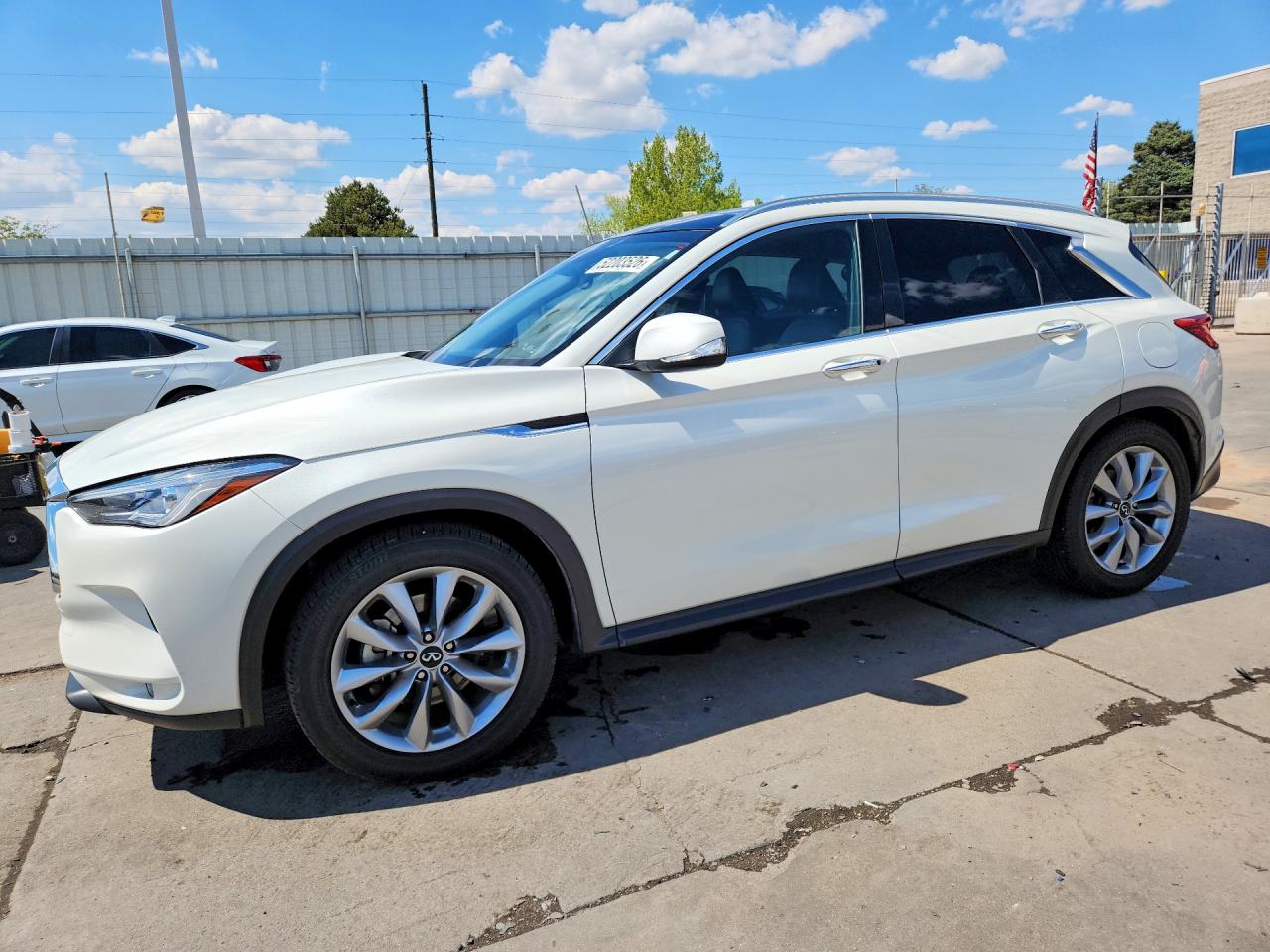 Salvage INFINITI Qx Image