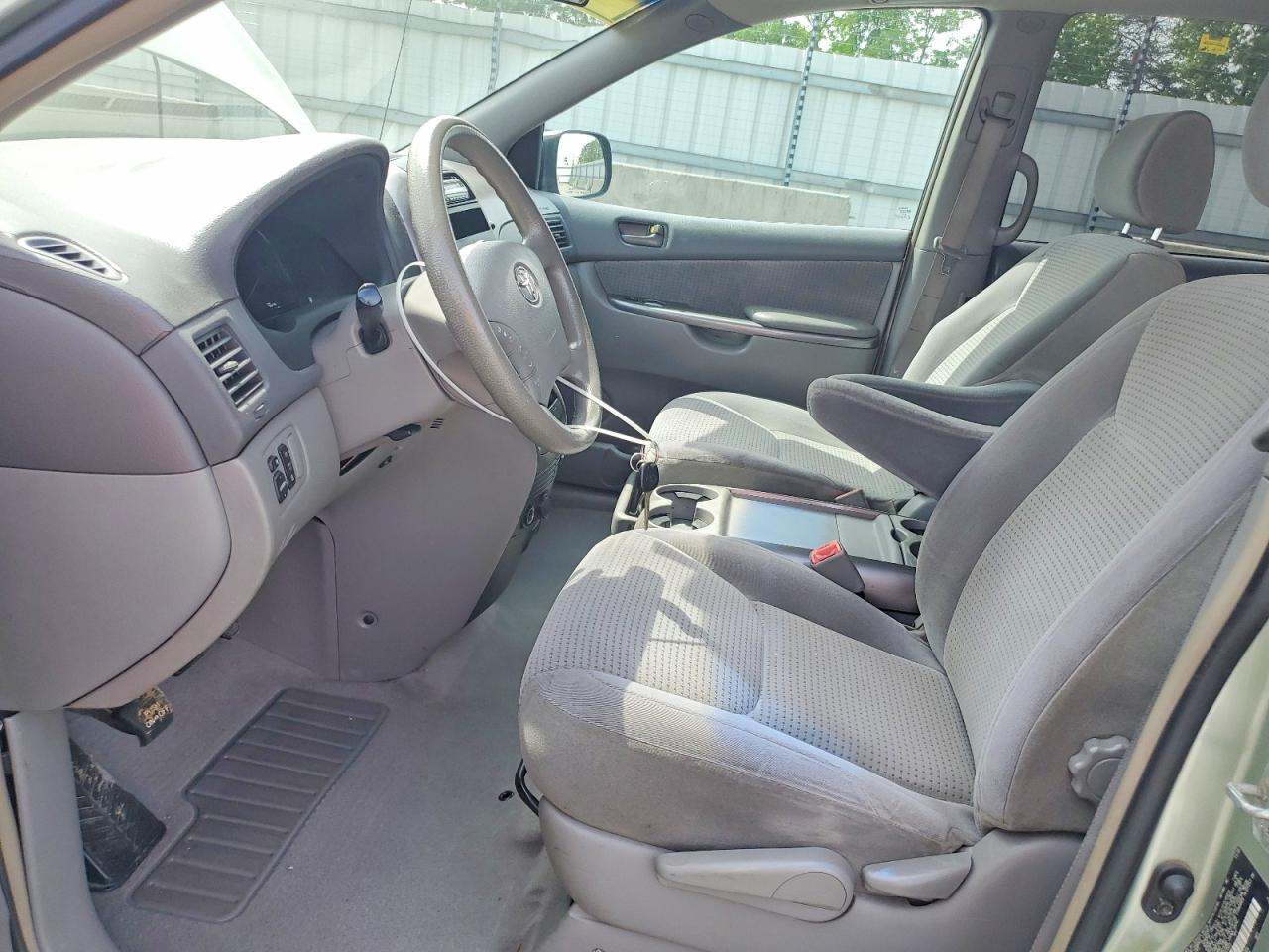 Toyota Sienna Le 7 Passenger