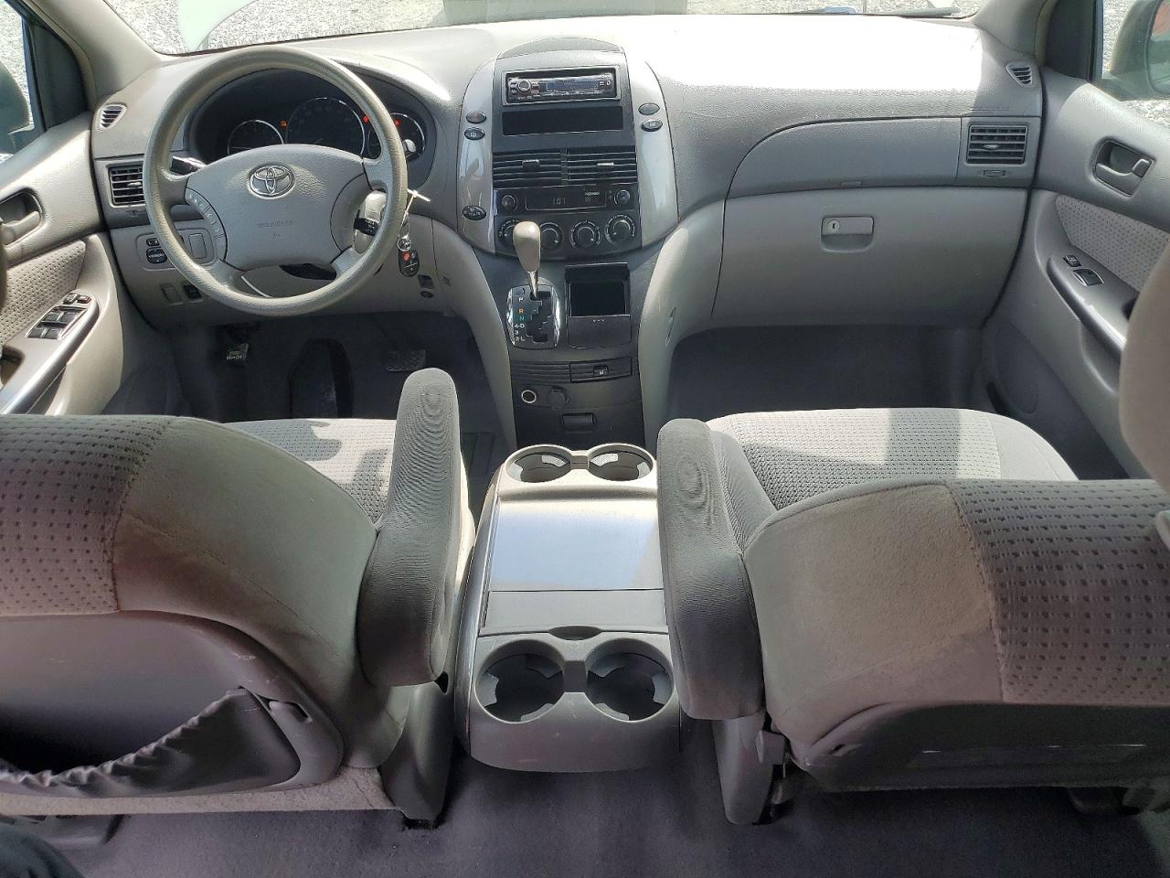 Toyota Sienna Le 7 Passenger