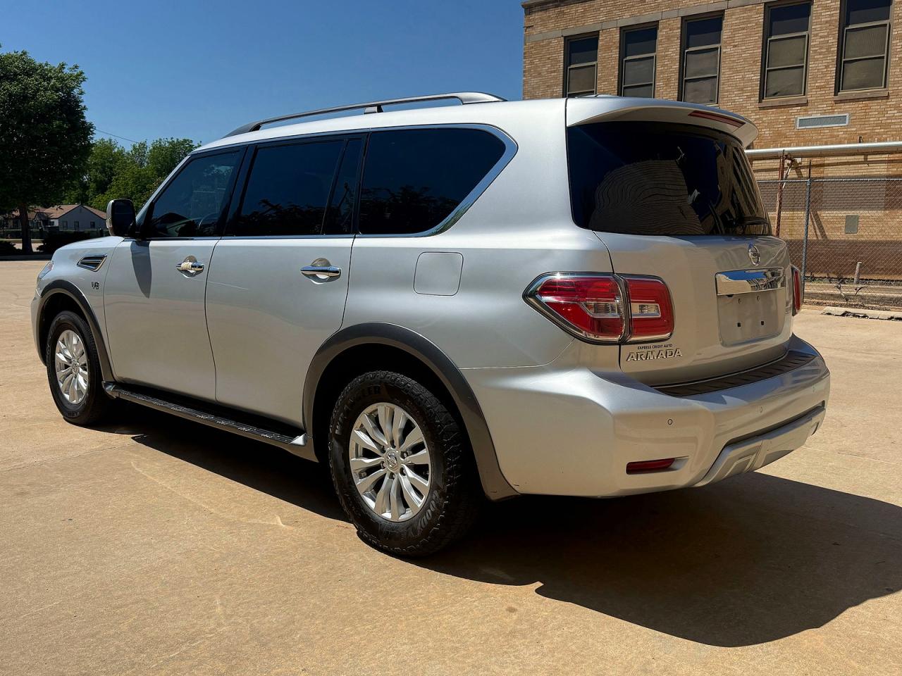 Nissan Armada Sv