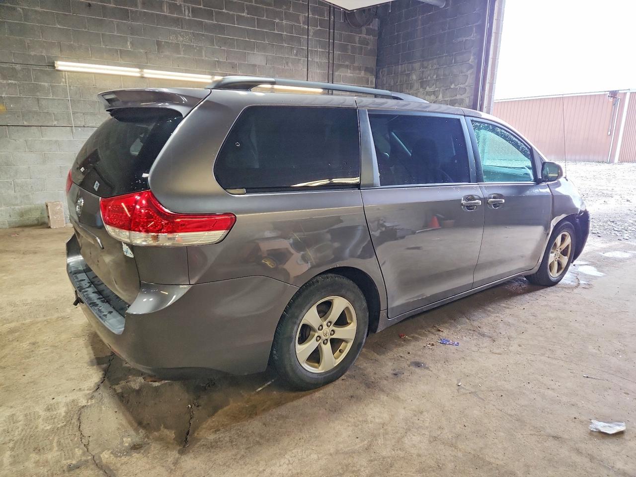 Toyota Sienna Le
