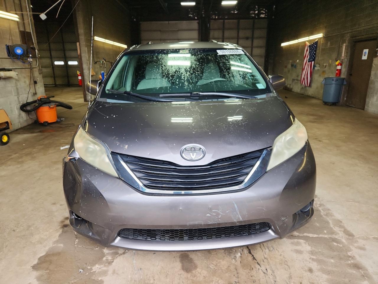 Toyota Sienna Le