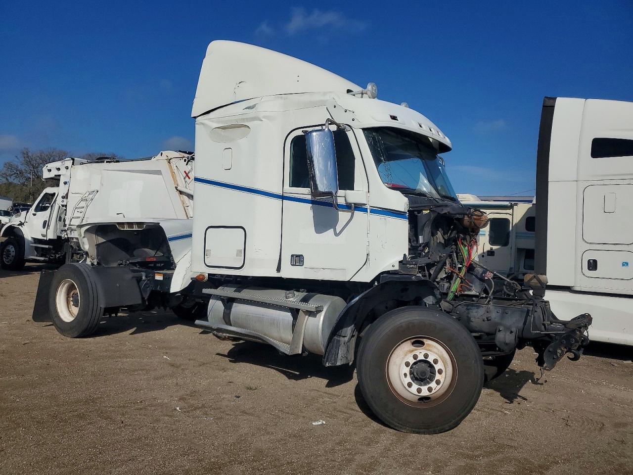 Salvage Freightliner Columbia Image