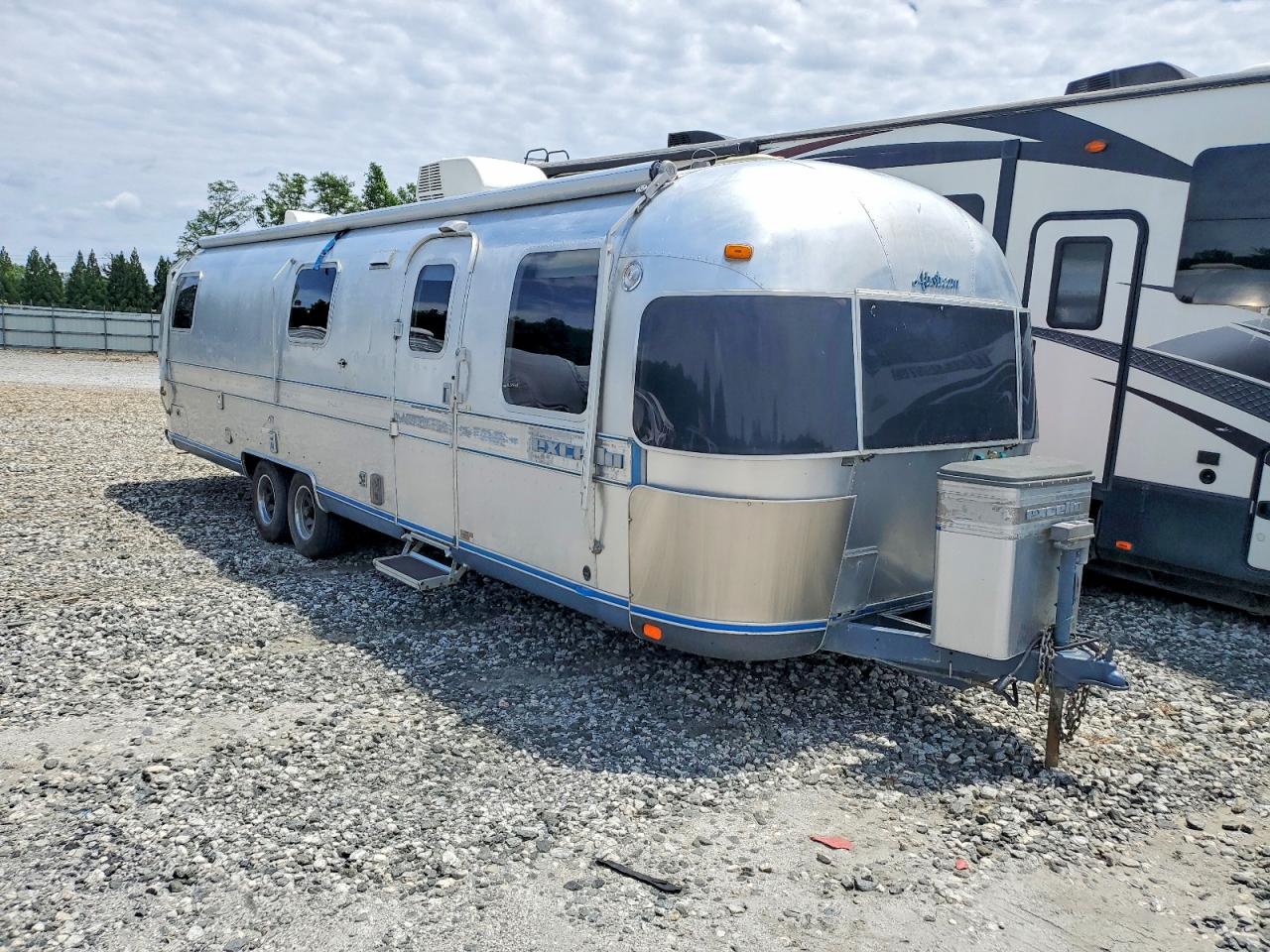 Salvage Airstream Excella Image