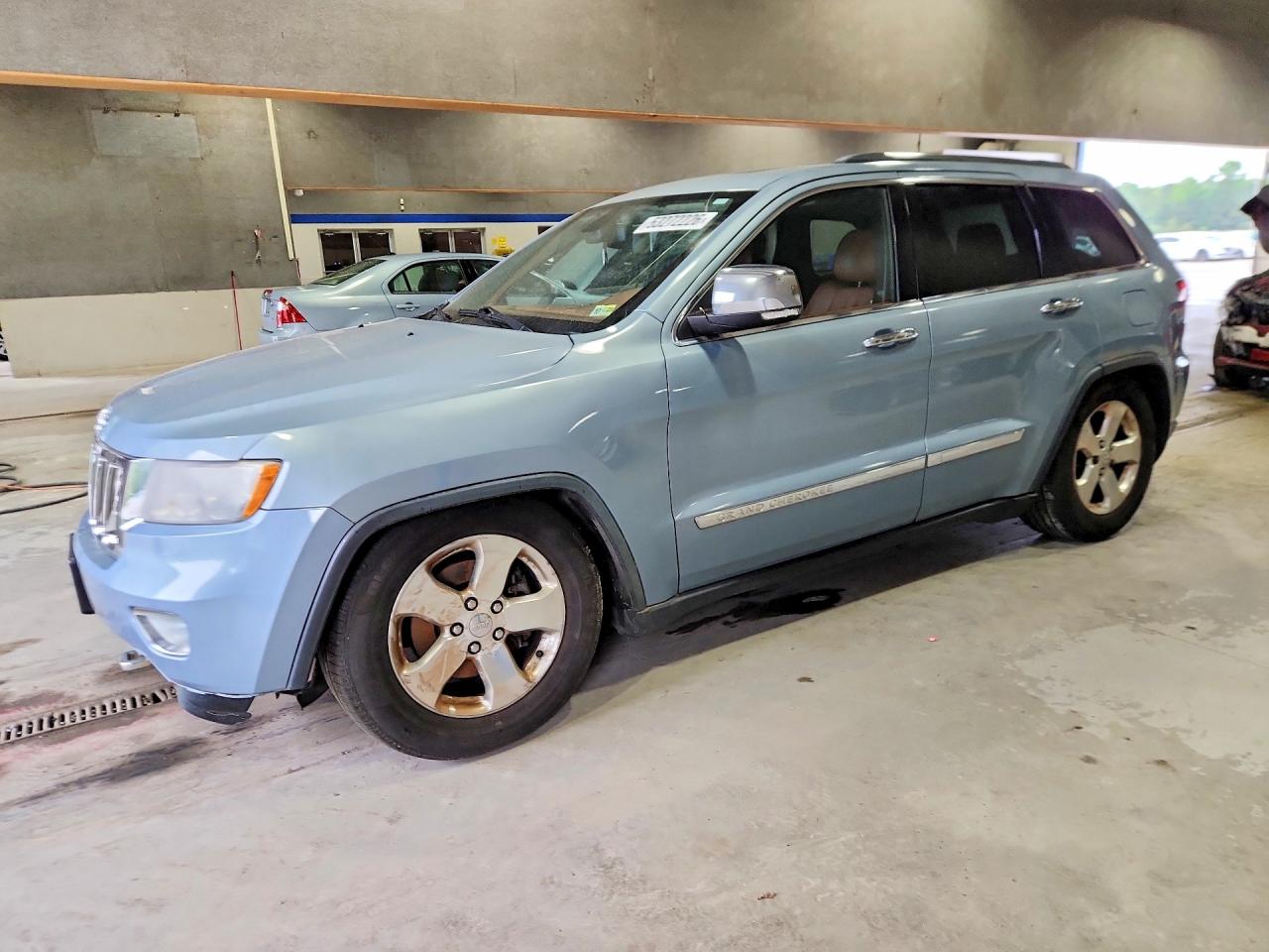 Salvage Jeep Cherokee Image