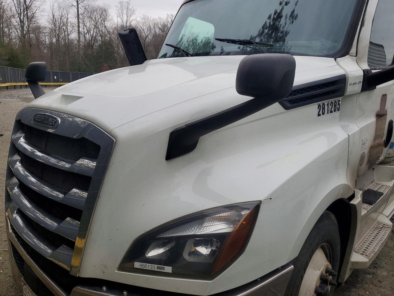 Freigliner Cascadia 126