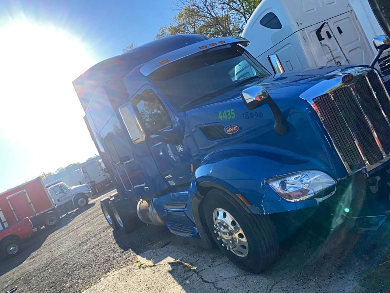 Salvage Peterbilt 579 Image