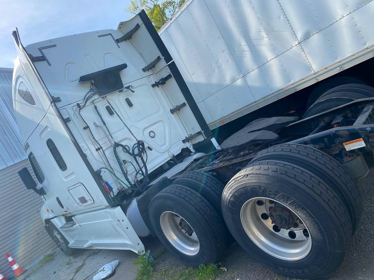Freigliner Cascadia 125