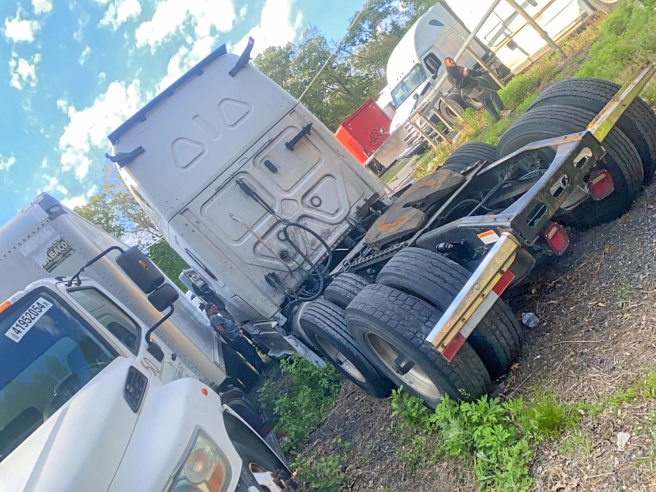 Freigliner Cascadia 126