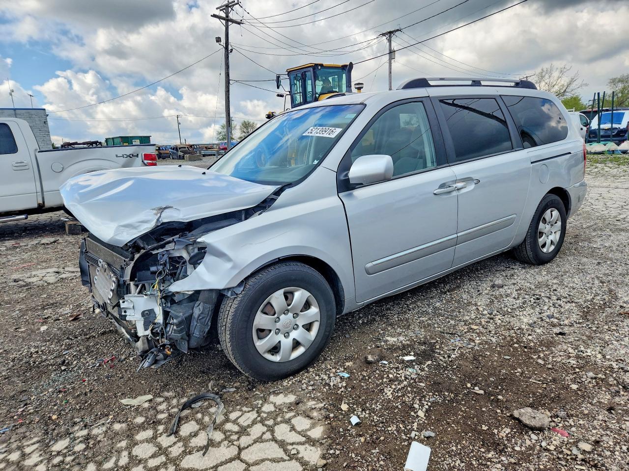 Salvage Hyundai Entourage Image