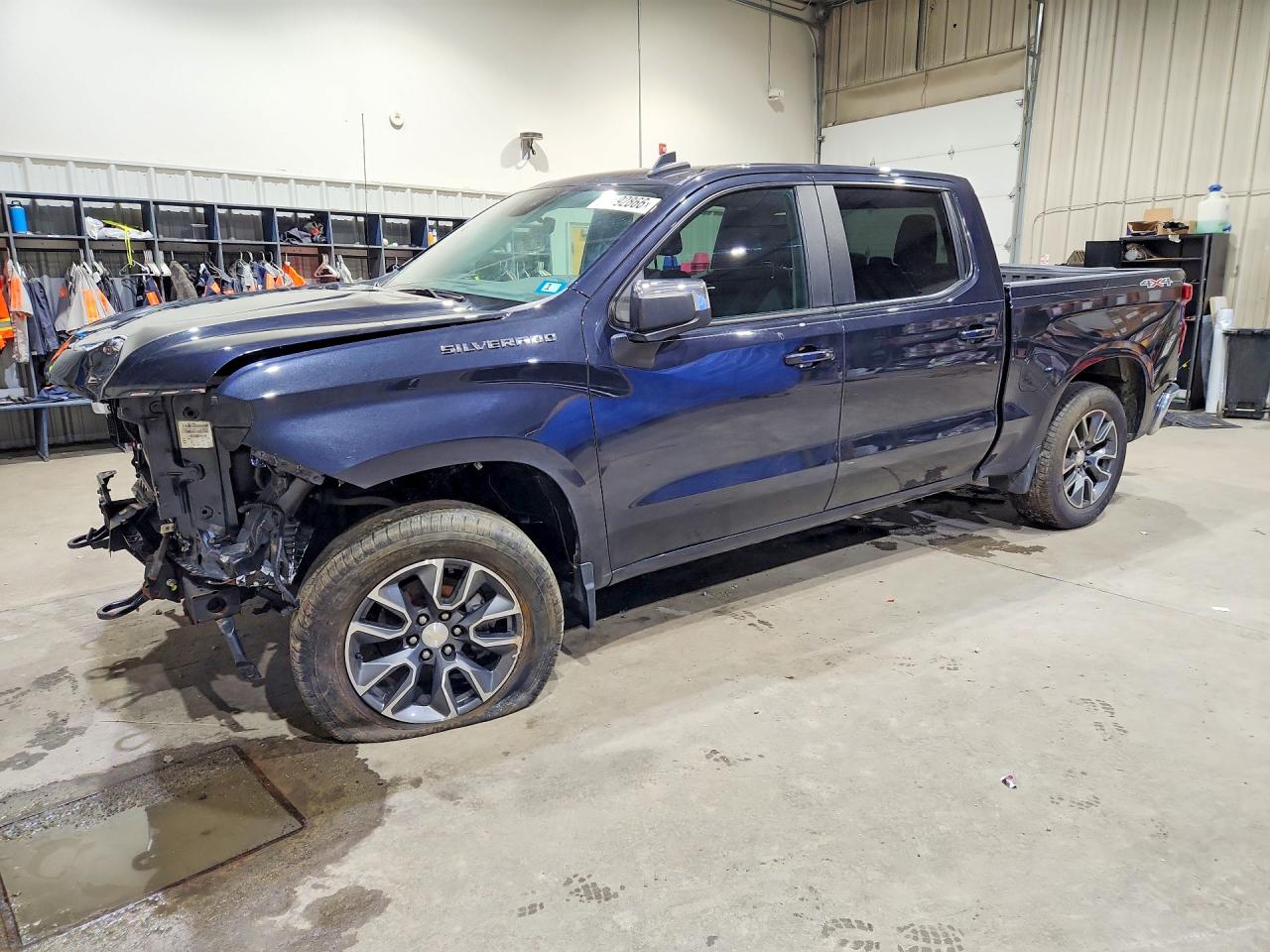 Salvage Chevrolet Silverado Image