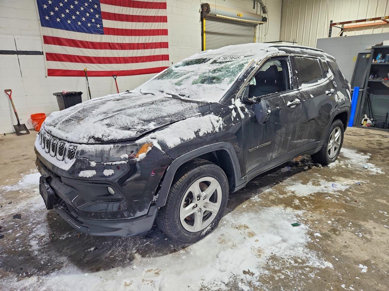 Salvage Jeep Compass Image