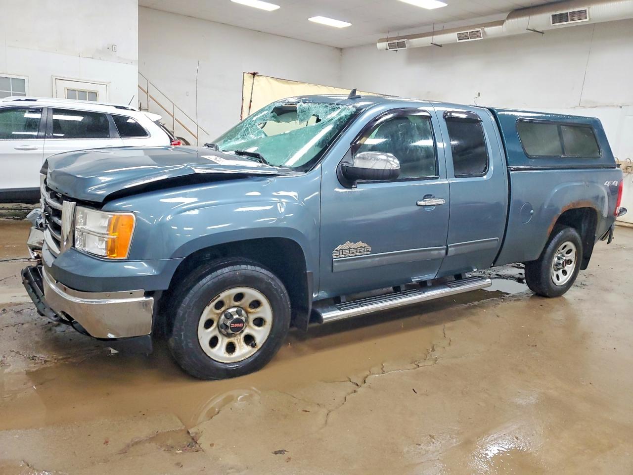 Salvage GMC Sierra Image