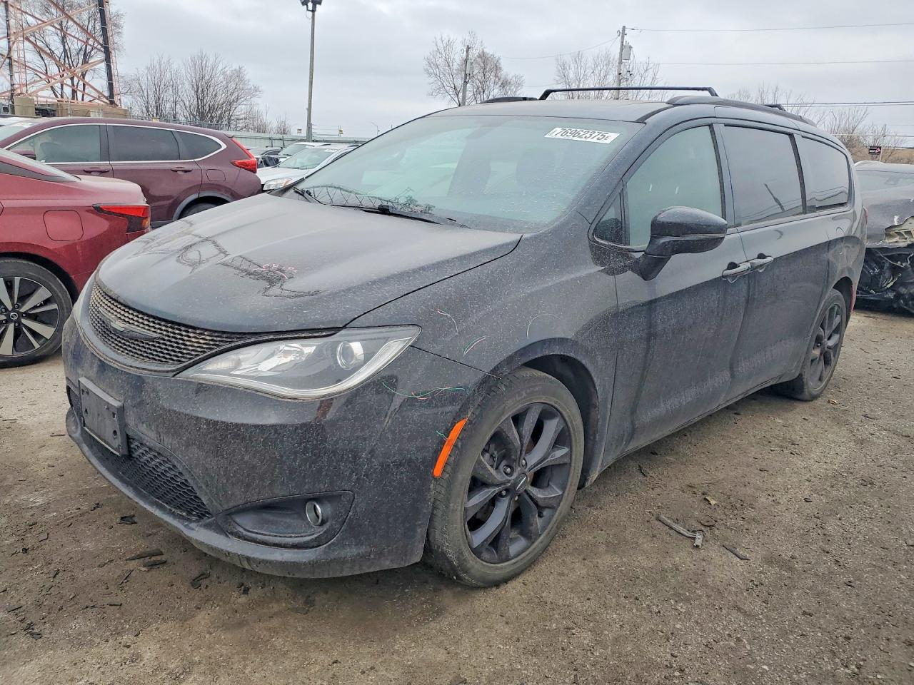 Salvage Chrysler Pacifica Image