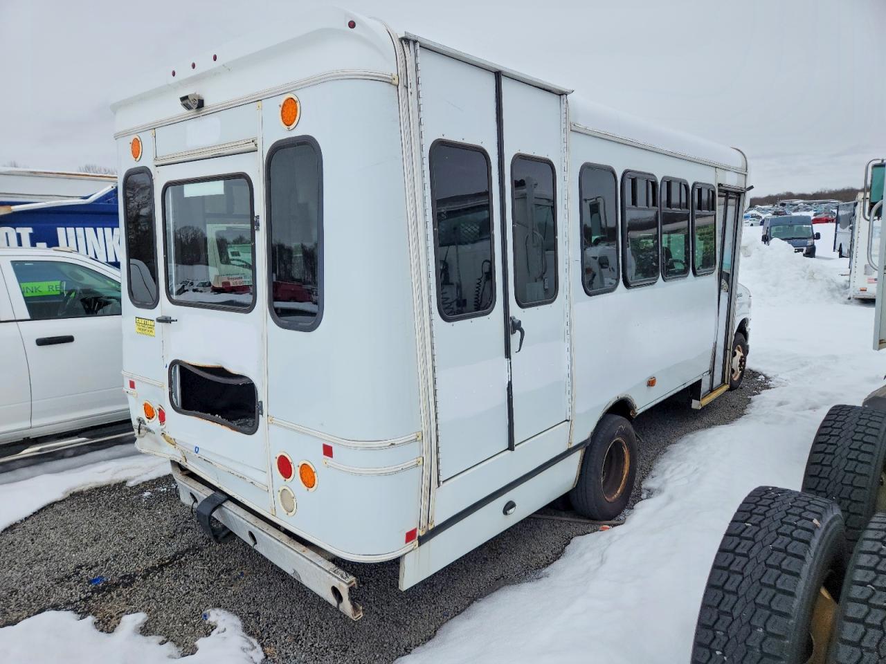 Ford Econoline E450 Super Duty Cutaway Van