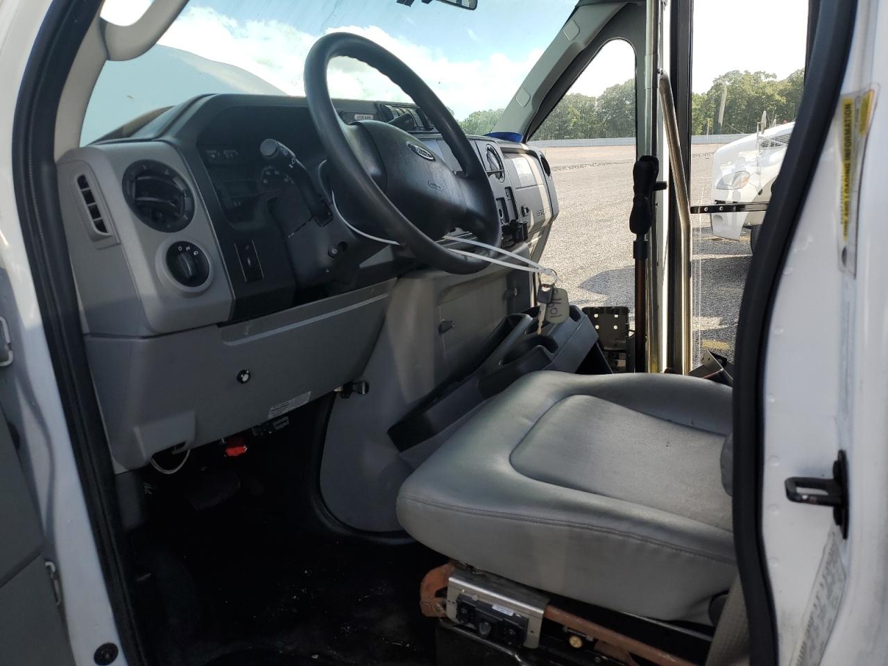 Ford Econoline E450 Super Duty Cutaway Van