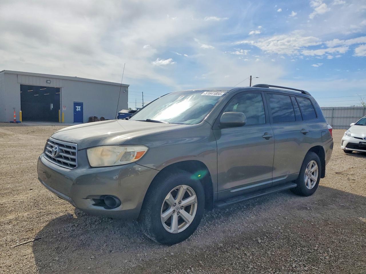 Salvage Toyota Highlander Image
