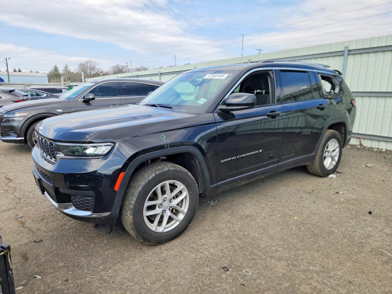 Salvage Jeep Cherokee Image
