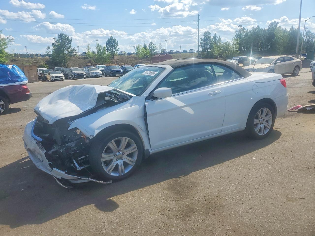Salvage Chrysler 200 Image
