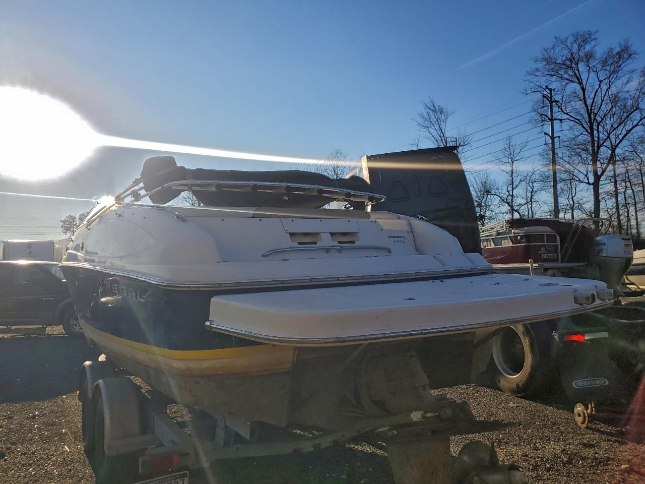 Regal 2565 Boat