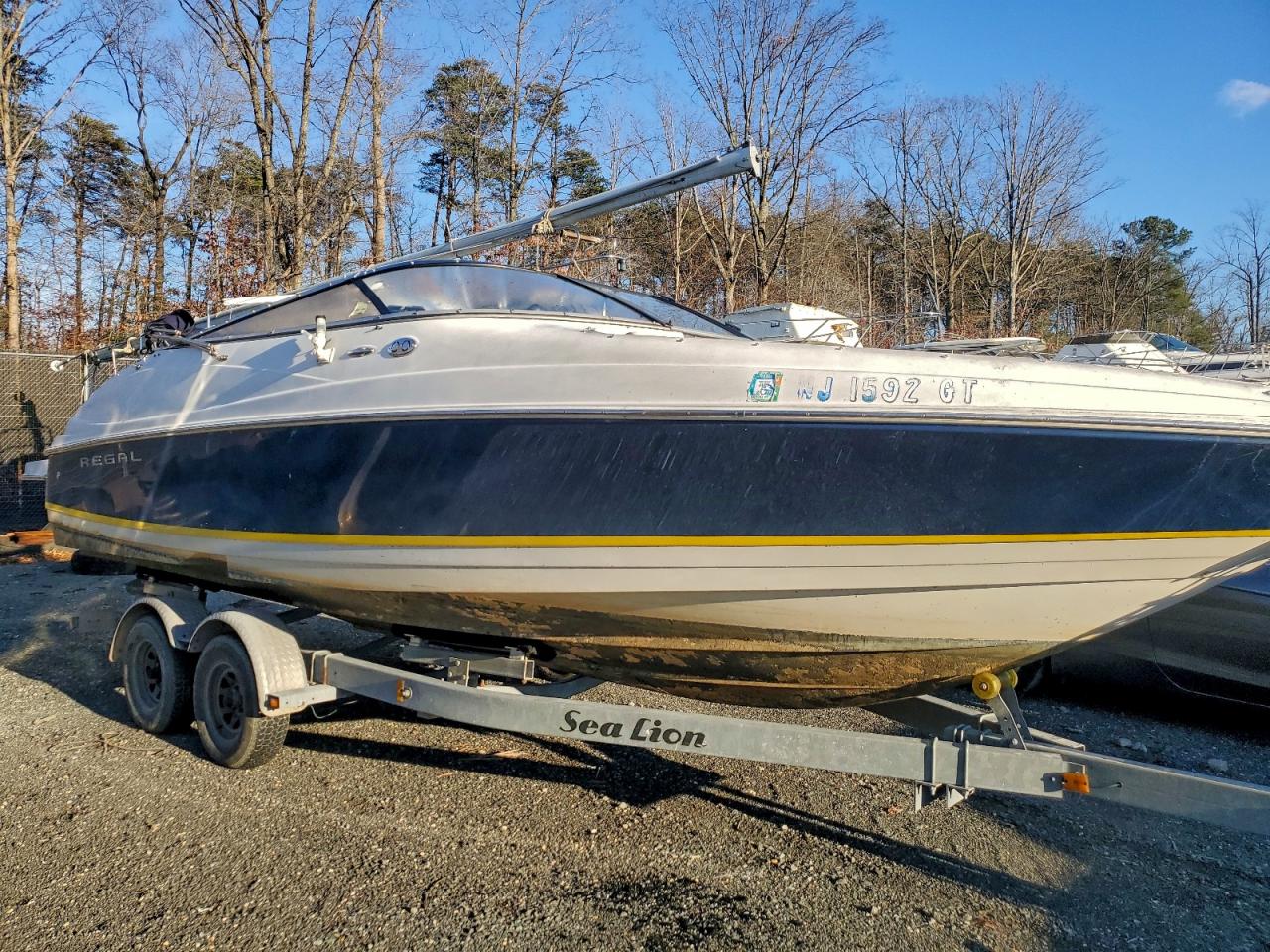 Regal 2565 Boat