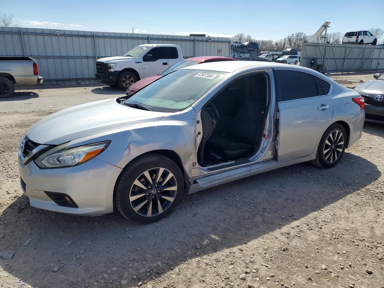 Salvage Nissan Altima Image