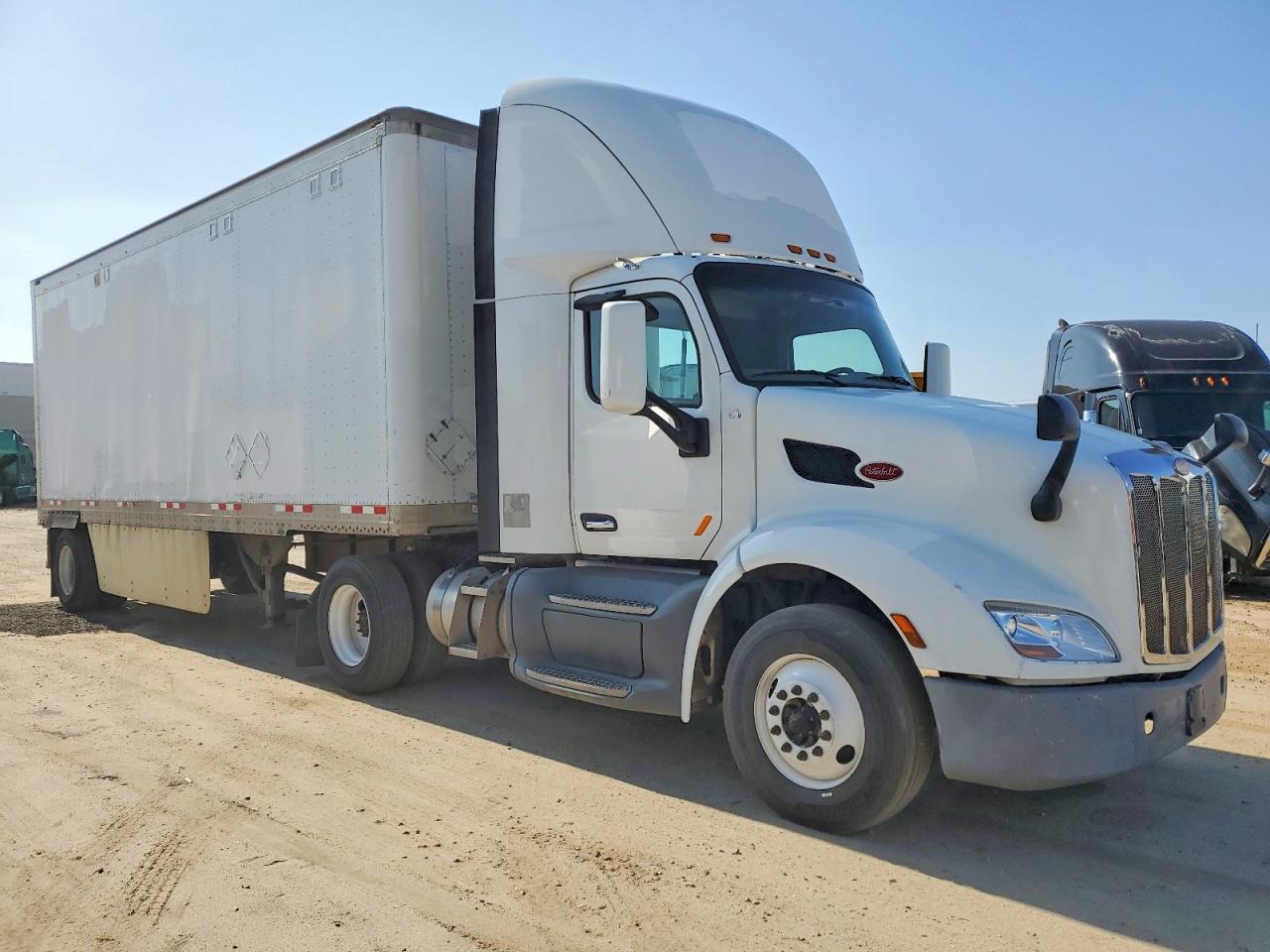 Salvage Peterbilt 579 Image