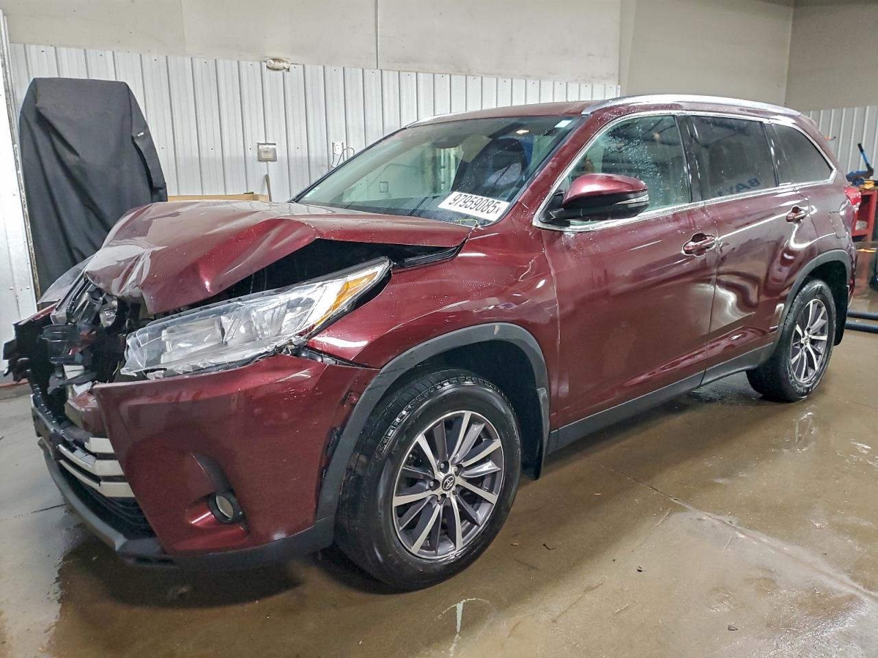 Salvage Toyota Highlander Image