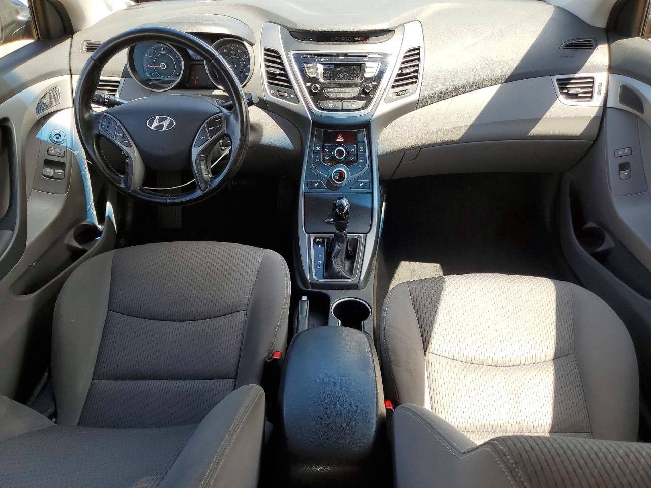 Hyundai ELANTRA Base